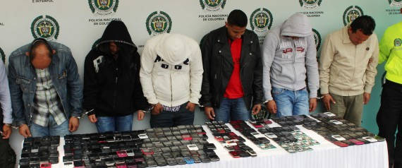 Alleged stolen smartphone traffickers and their merchandise | Colombian Police 
